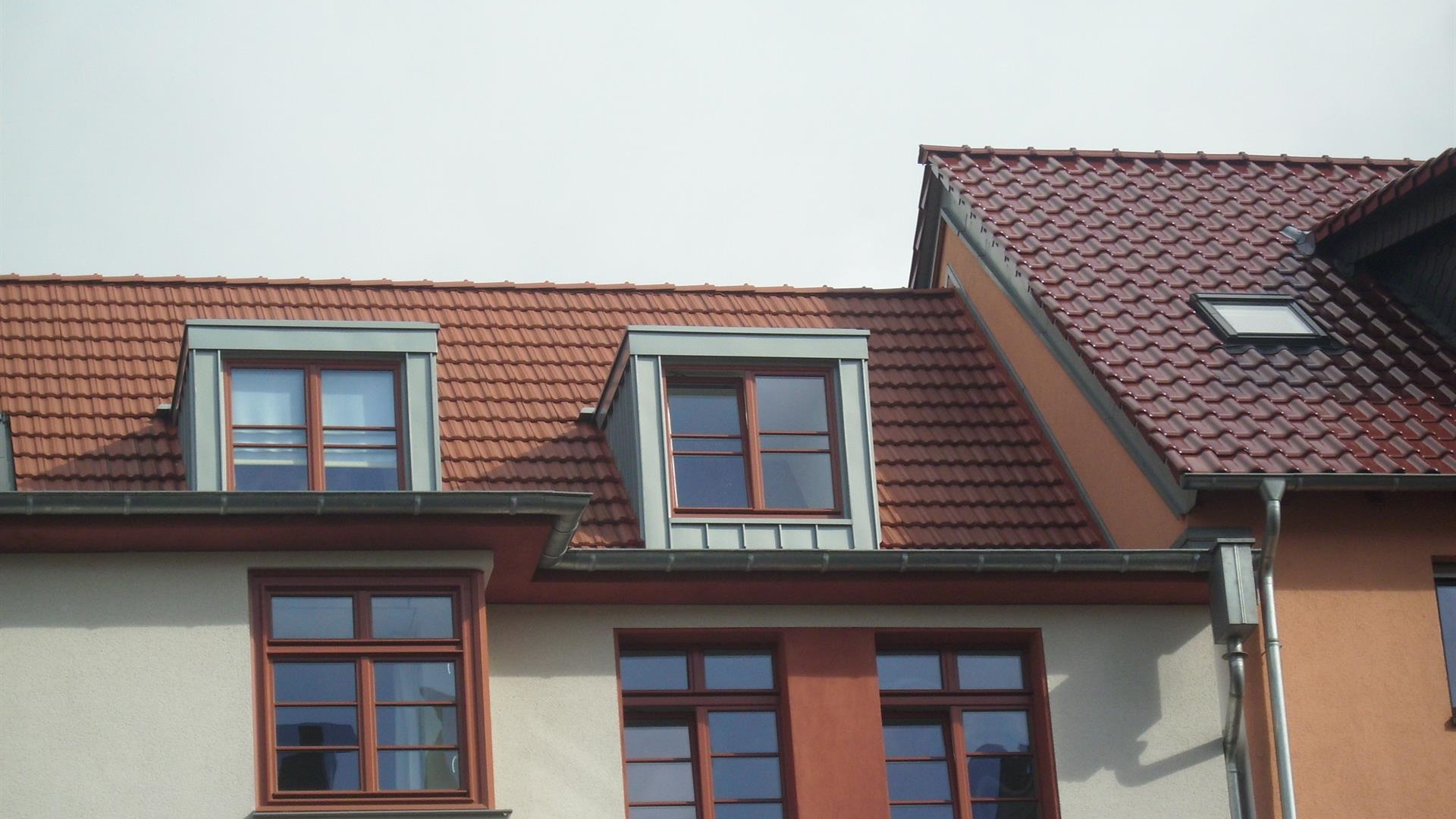 Eine überarbeitetes Dach mit Dachgaube und Velux Fenster