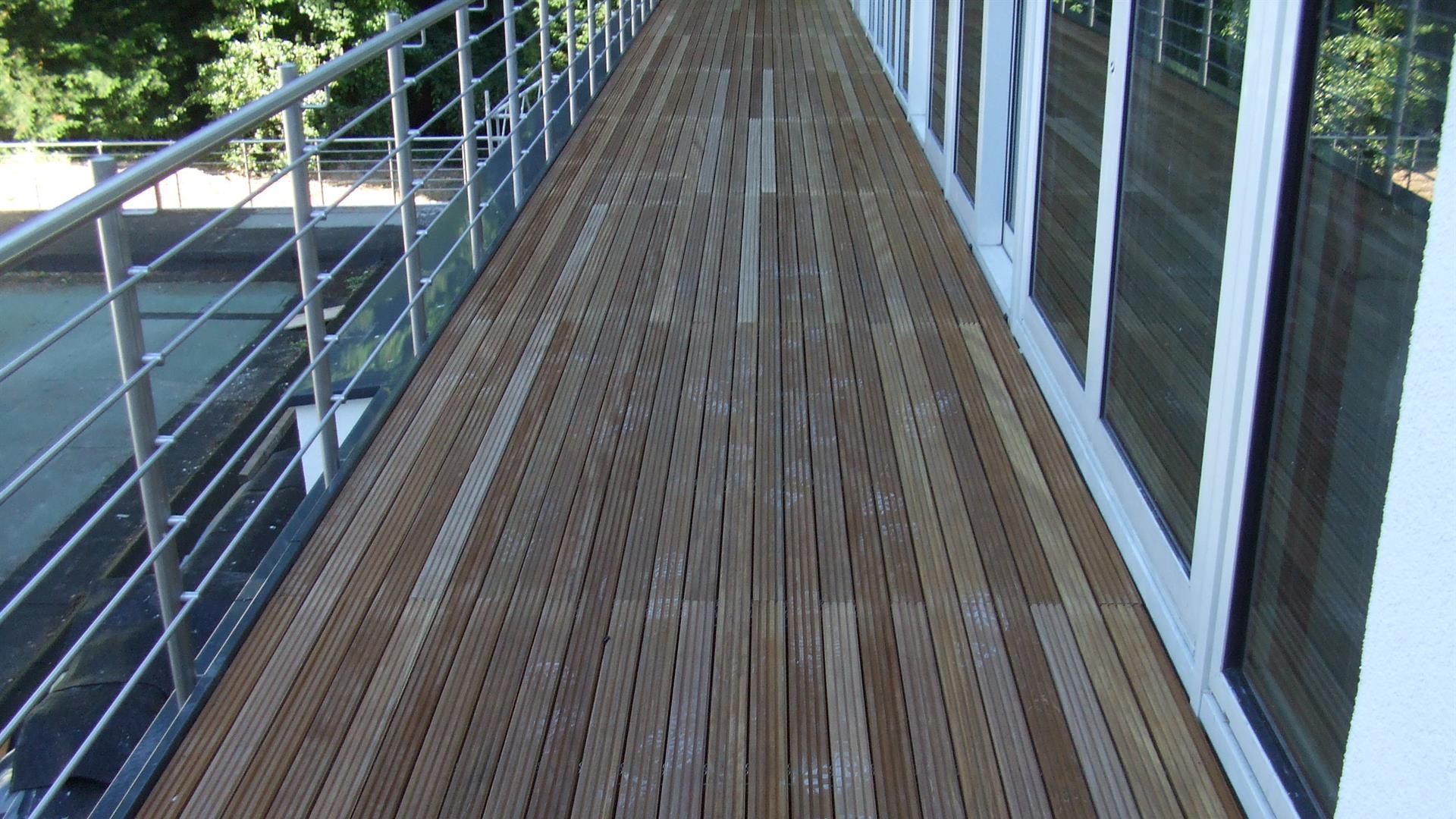 Neue Terrasse bzw. Balkon aus Holz in Leverkusen mit Aluminium-Geländer