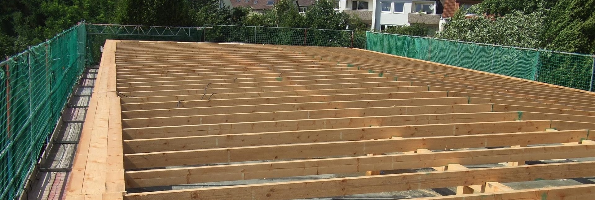 Offener Dachstuhl bei einem Flachdach aus Holz