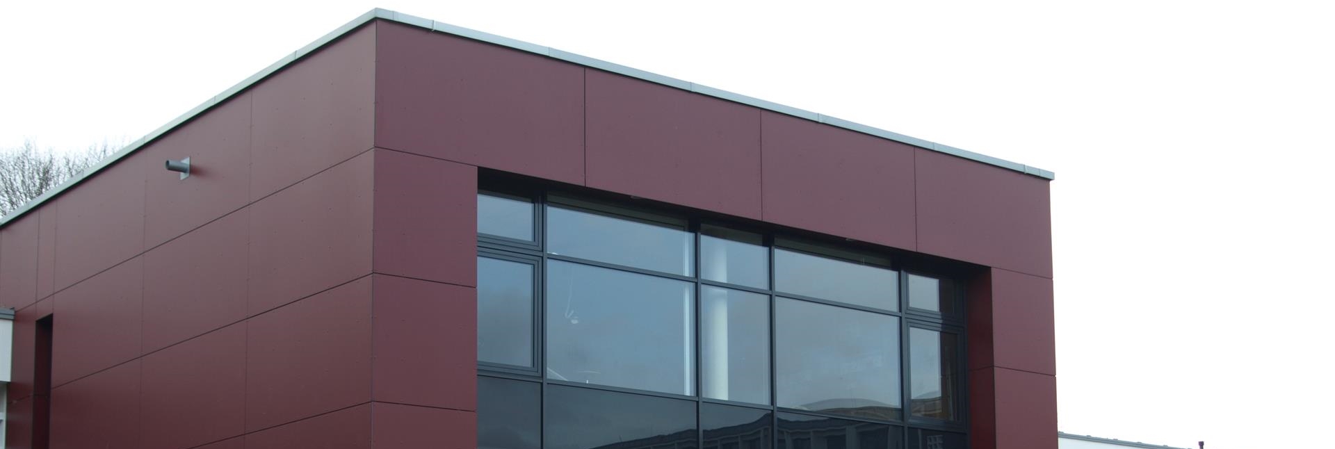 Rote Fassade mit Glas außen von unserem Dachdecker aus Leverkusen