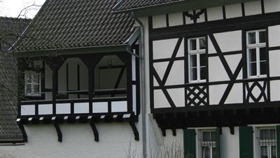 Erneuerung einer Fachwerkhaus-Fassade und dem Dach in Leverkusen